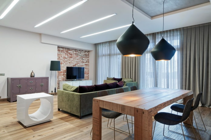 mesa de madeira no interior em estilo loft