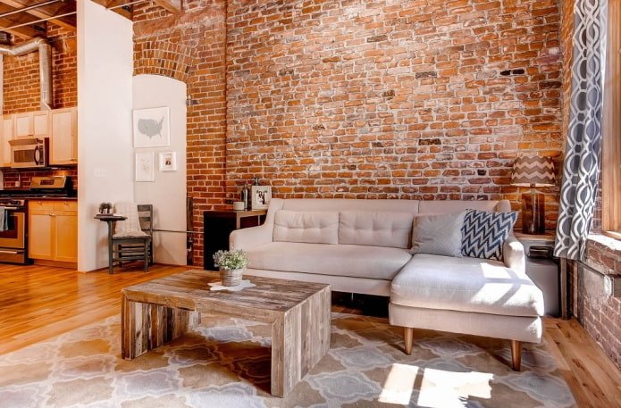 mesa de madeira em um interior estilo loft