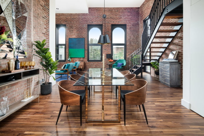 mesa no interior da sala de jantar em estilo loft
