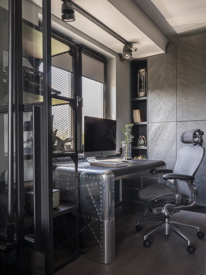 mesa de computador em um interior estilo loft