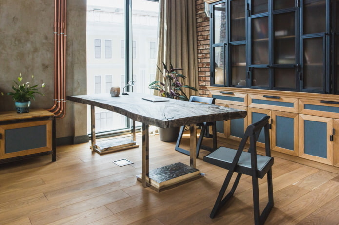 mesa no interior em estilo loft