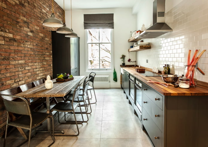 mesa retangular no interior em estilo loft