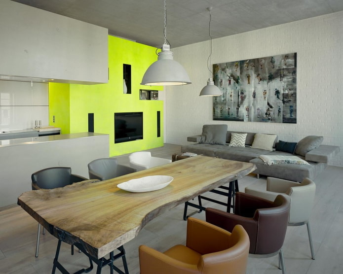 mesa com figuras no interior em estilo loft