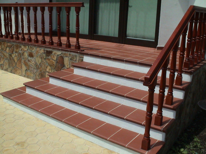 escadas de clínquer vermelhas com degraus brancos