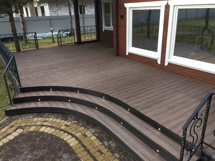 varanda feita de deck com iluminação