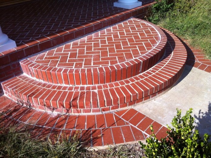 varanda semicircular feita de tijolos vermelhos refratários