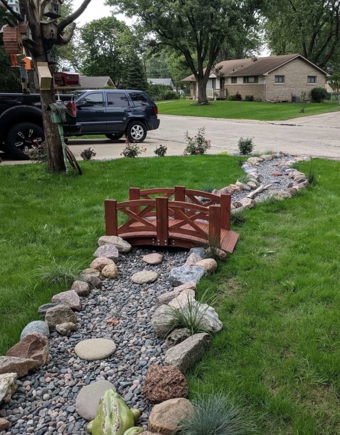 design de terreno com uma ponte