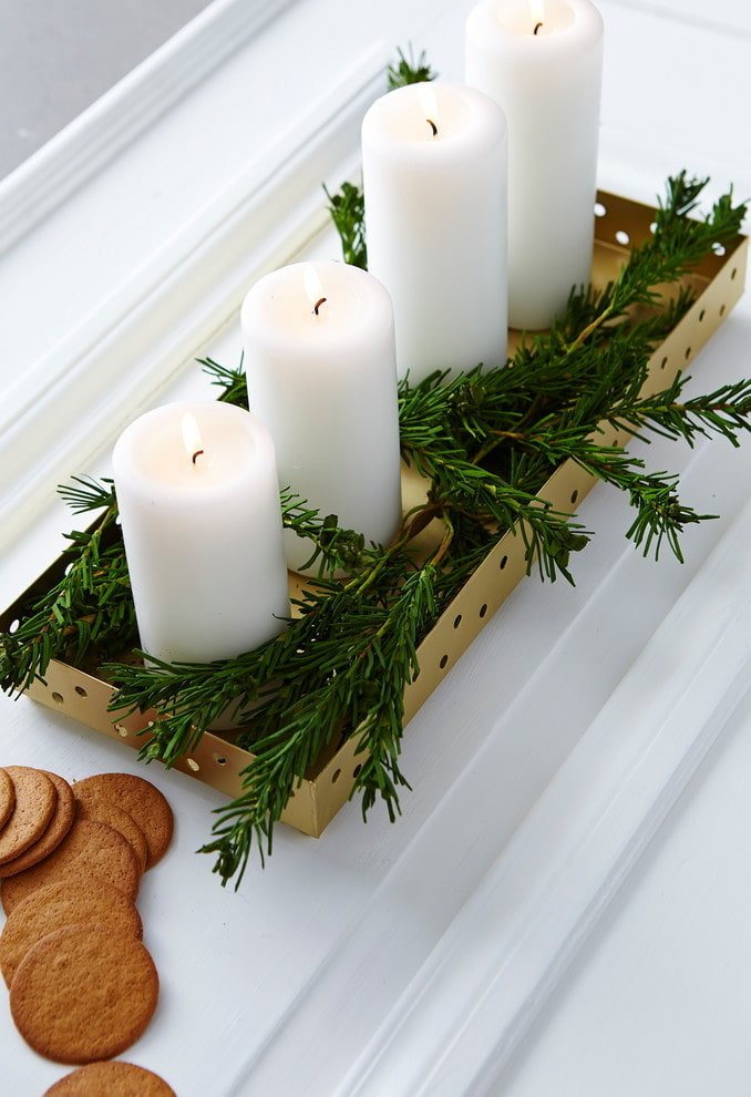 Velas com galhos de pinheiro