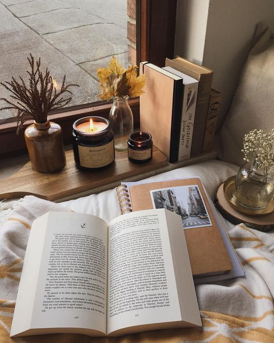 No peitoril da janela com livros