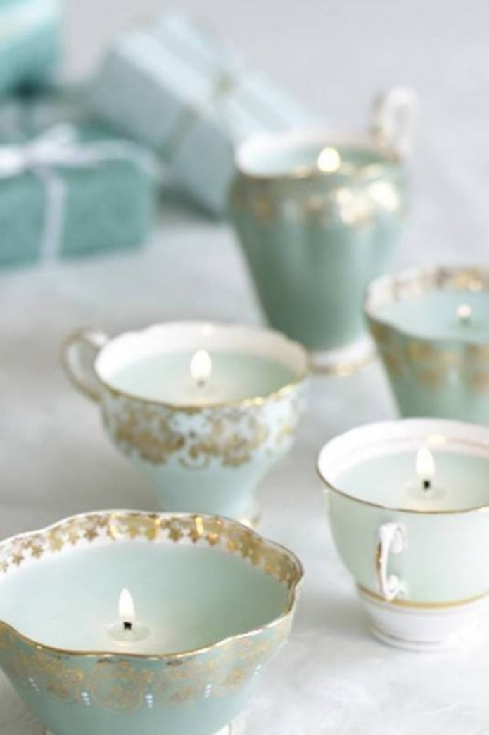 Velas em xícaras
