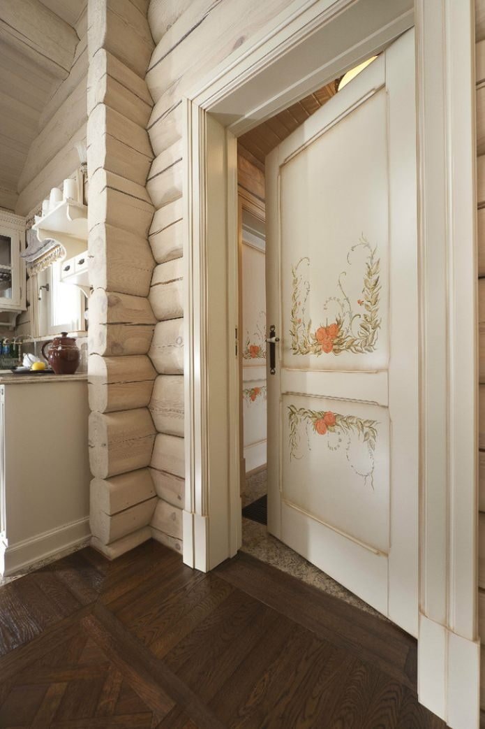 portas claras com designs no interior