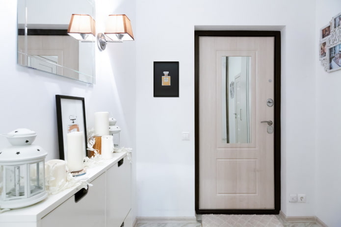 portas de cores claras em combinação com paredes claras
