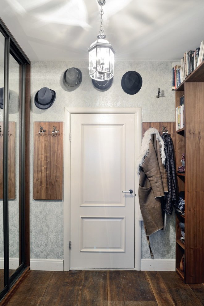 portas claras em combinação com piso escuro