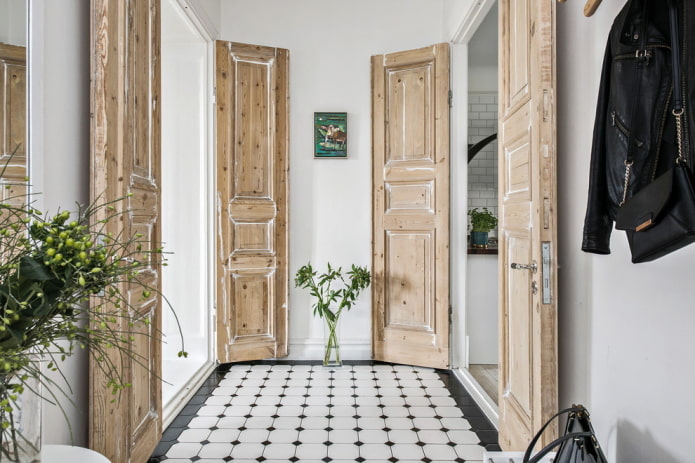 portas marrons envelhecidas