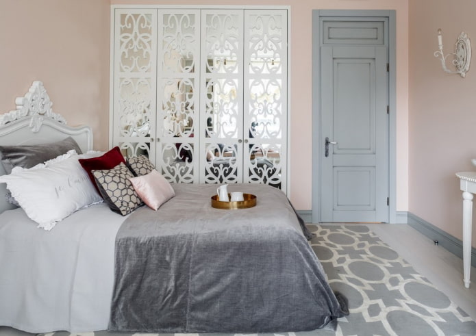portas de cores claras no quarto