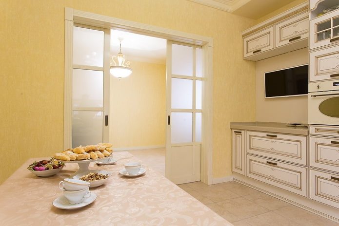 portas claras na cozinha