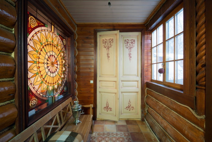 portas claras com designs no interior