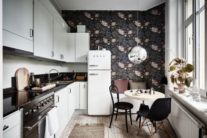 papel de parede escuro com um grande padrão floral na cozinha