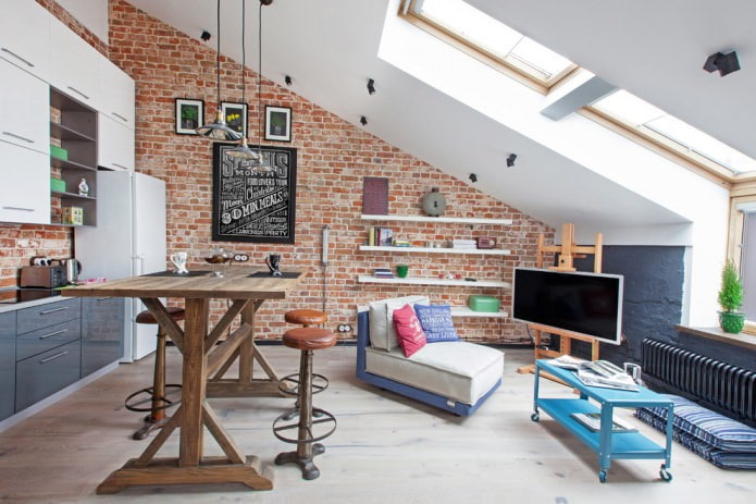 piso claro em um interior estilo loft