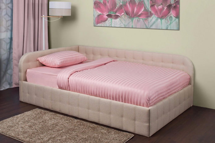 sofá-cama com estofamento em couro no interior