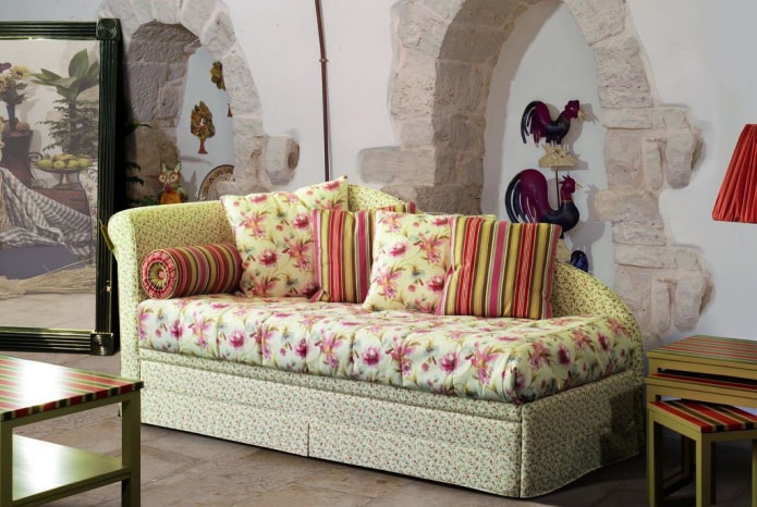 pufe no interior no estilo provençal
