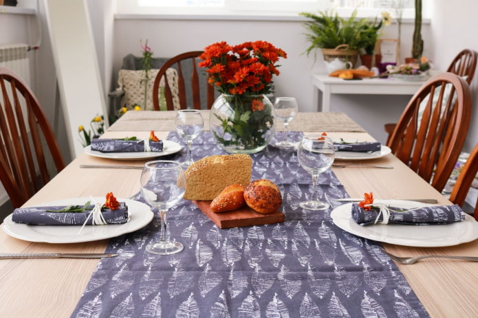 conjunto de mesa com caminho de mesa e guardanapos