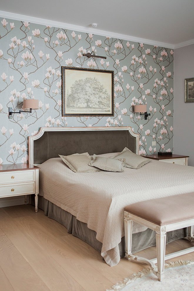 papel de parede de tecido com padrão floral no quarto