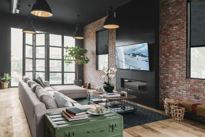 Painel de TV acima da lareira no interior em estilo loft