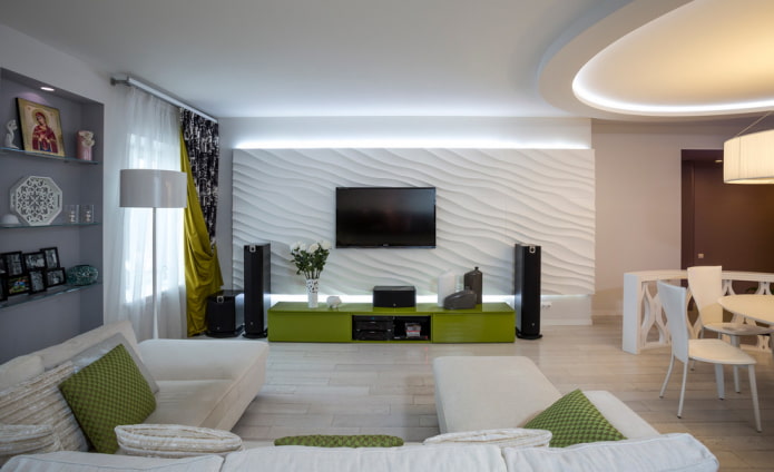 TV na parede com um painel de gesso no corredor