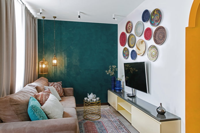 TV na parede com um painel decorativo no corredor