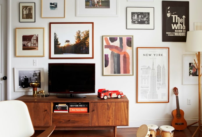 TV perto da parede com pinturas no corredor