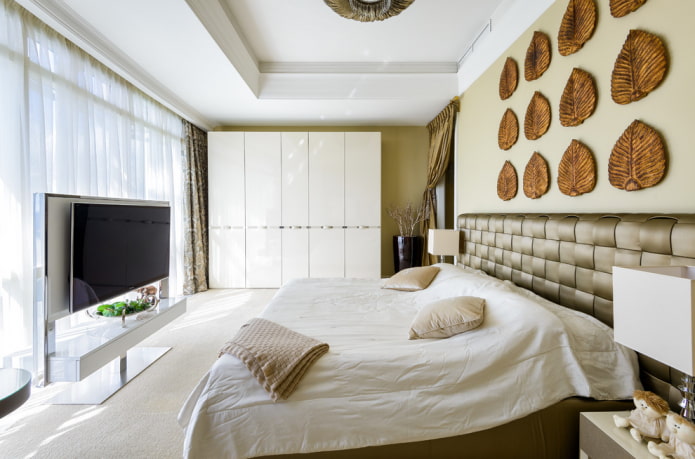 TV no interior de um quarto em estilo moderno