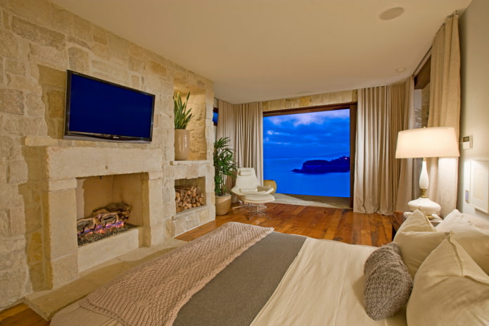 TV no interior do quarto com lareira
