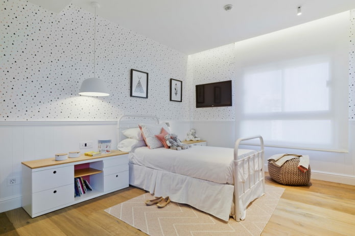 TV no interior de um quarto infantil