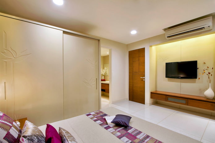 TV em um nicho no interior do quarto