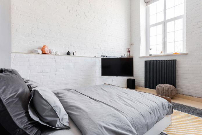 TV no interior do quarto em estilo loft