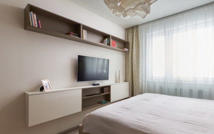 TV na parede com prateleiras no interior do quarto