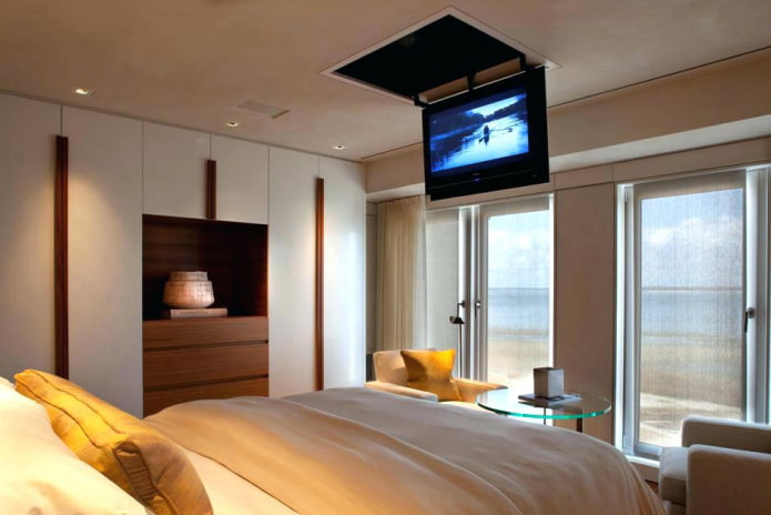 TV no teto no interior do quarto