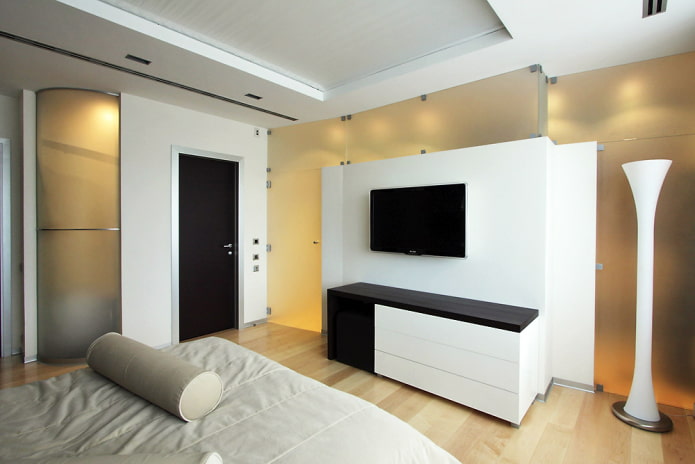 TV no interior do quarto em estilo minimalista