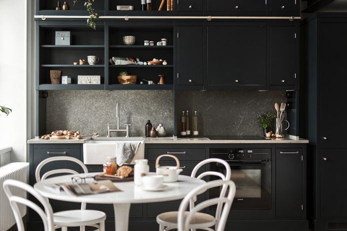 Cozinha escura com mesa branca