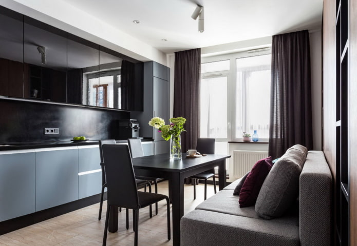 Cozinha escura com cortinas elegantes