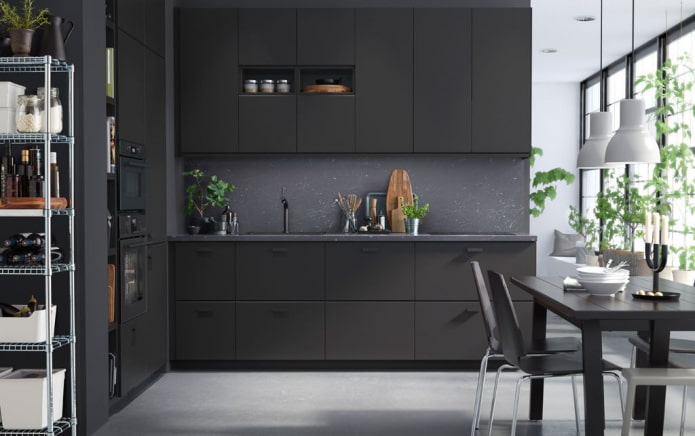 Design moderno de uma cozinha escura