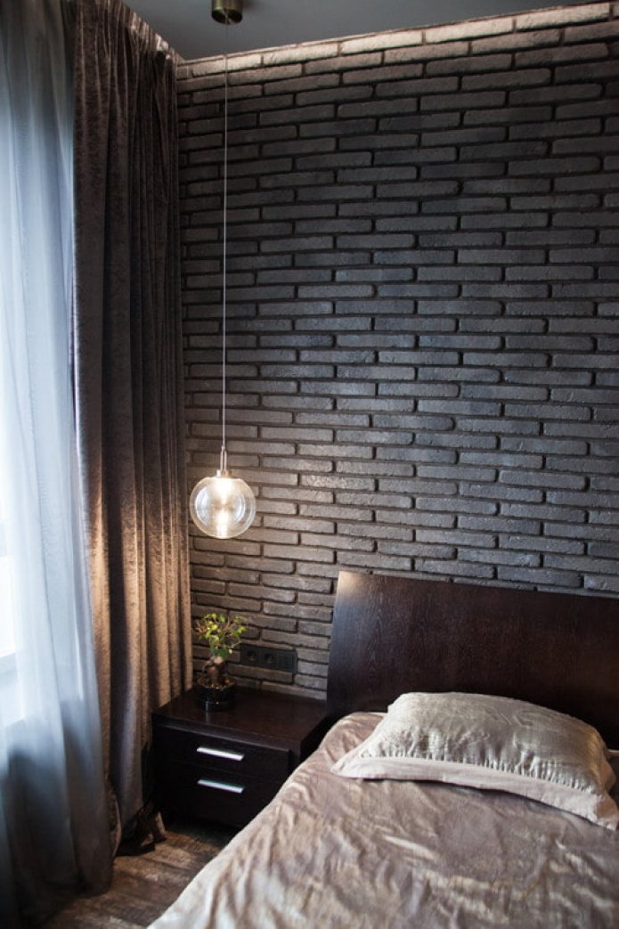 cama de madeira escura