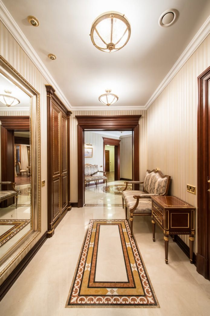 portas escuras no corredor em um estilo clássico