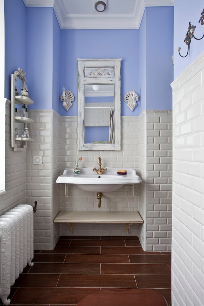 banheiro com azulejos marrons