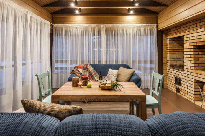 a área de churrasco no terraço é fechada com cortinas