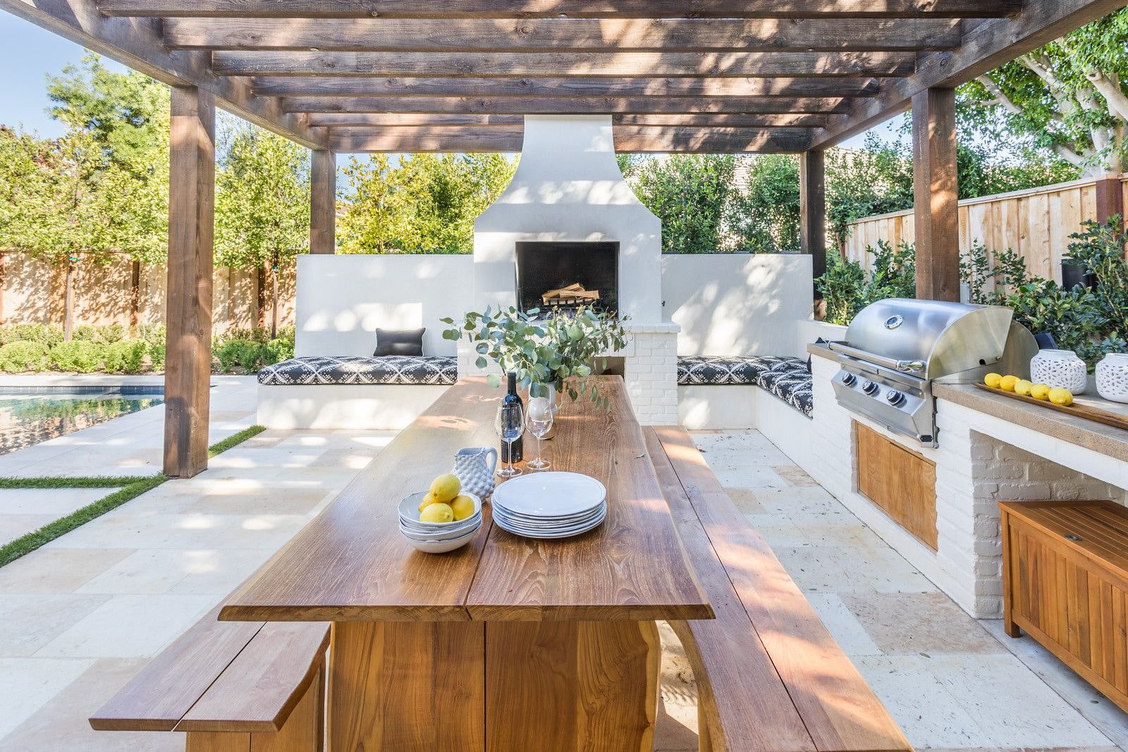 mesa de madeira com bancos no terraço