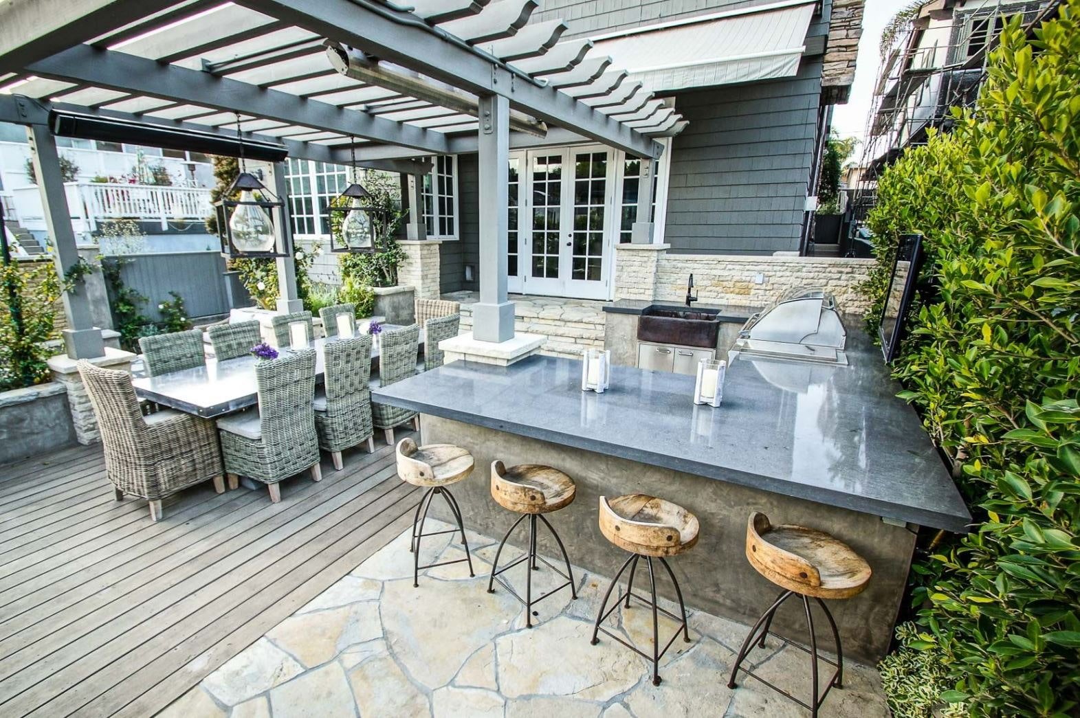 poltronas e bancos de bar elegantes no terraço