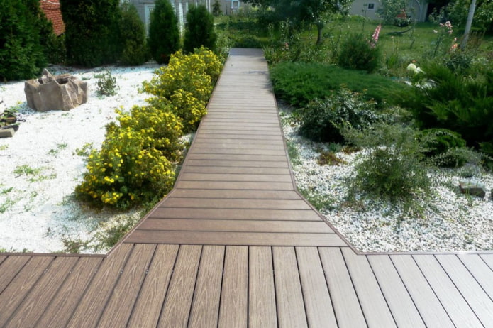 caminhos de jardim feitos de deck