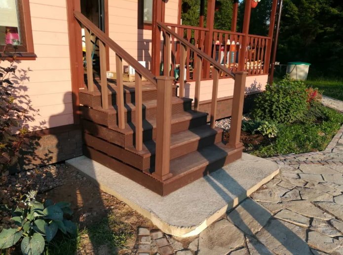 deck de escadas perto da casa